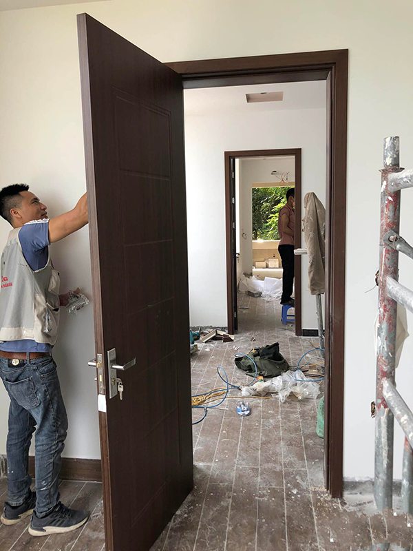 Lắp đặt cửa, thiết bị vệ sinh