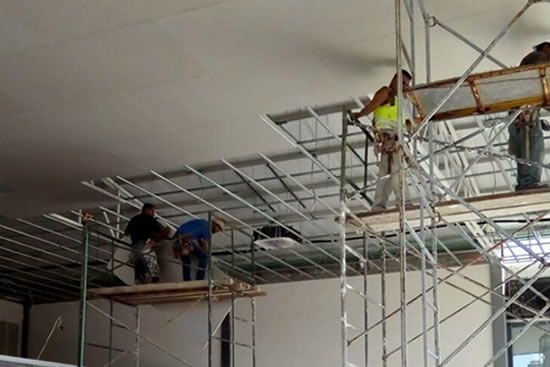 Làm Trần Mới: Thạch Cao Hay Tấm Xi Măng?