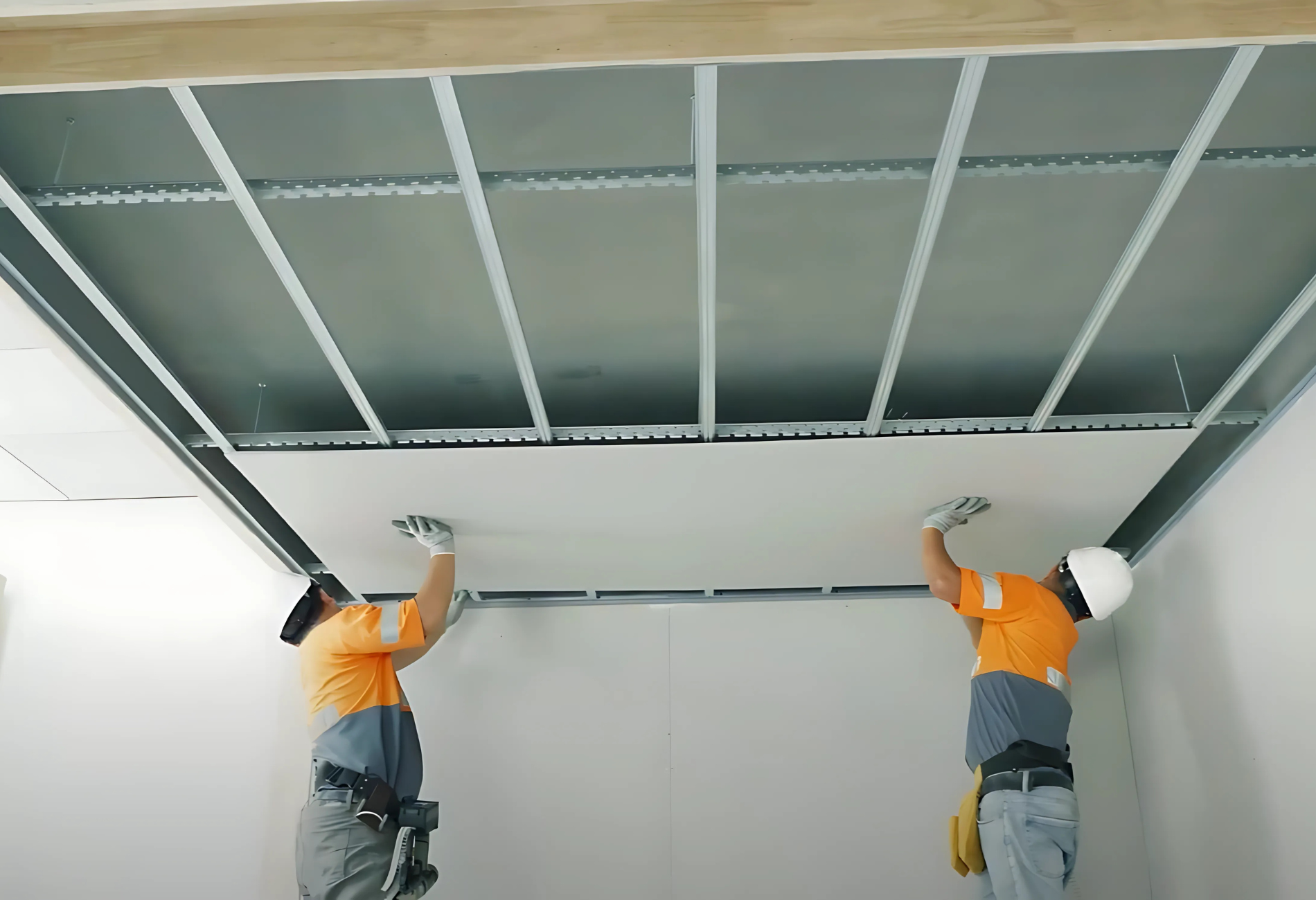 Làm Trần Mới: Thạch Cao Hay Tấm Xi Măng?